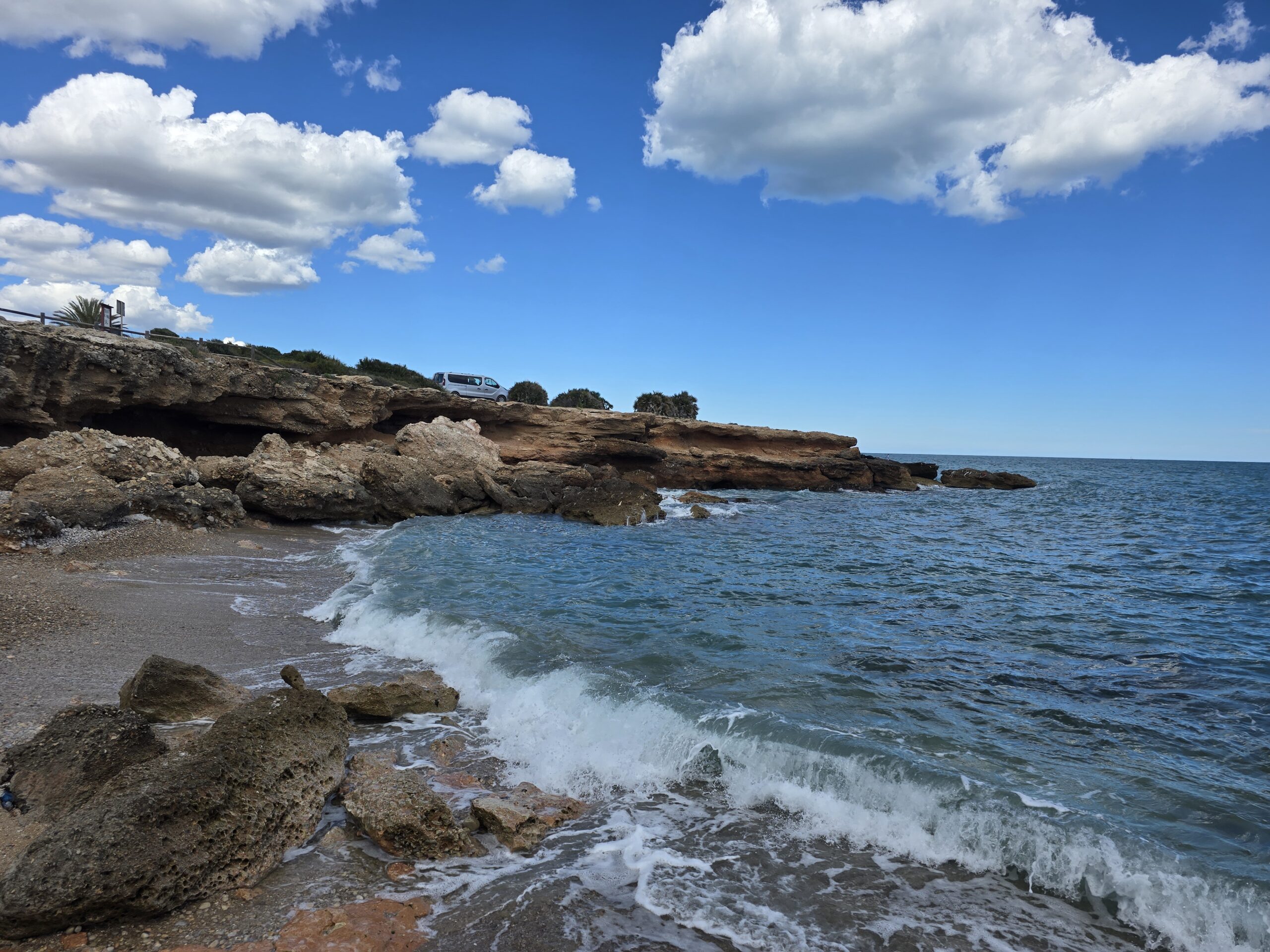Kamper stojący na klifie, campervan na klifie , piękne miejsce do kamperowania Hiszpania, plaża i kamper