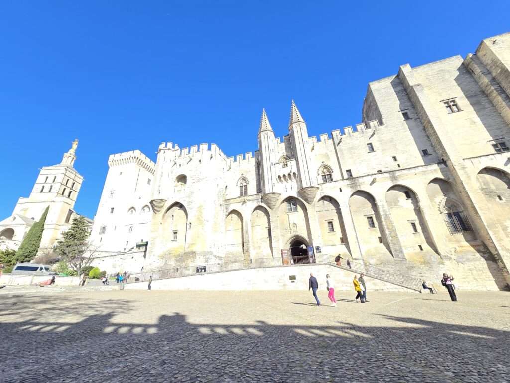 Awinion. Pałac Papieski.